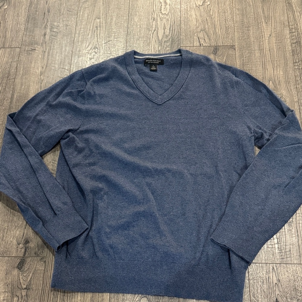 Banana Republic Men's Heathered Blue V-Neck Sweater